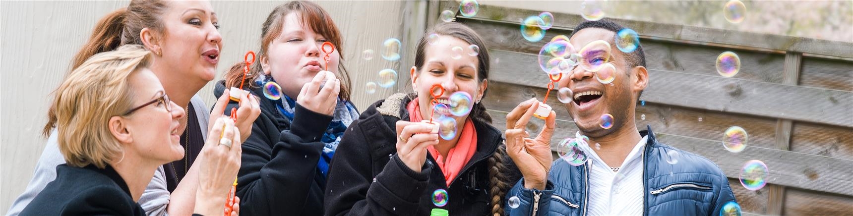 das Team von Altenpflegerinnen und Altenpfleger der Tagespflege produziert gemeinsam Seifenblasen