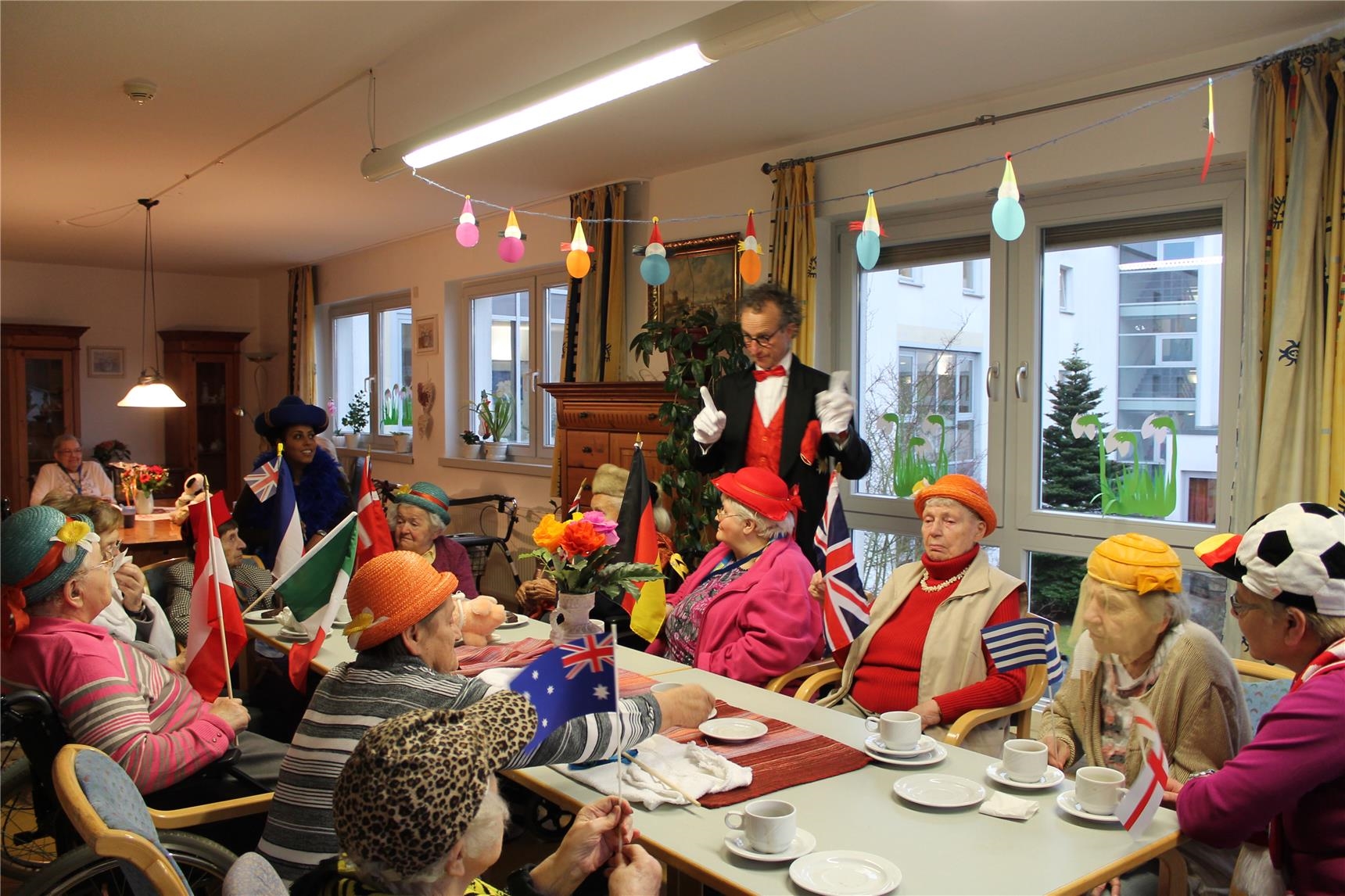 Viele Senioren sitzen verkleidet an der Kaffeetafel (im St. Vinzenz-Vorsterhausen)