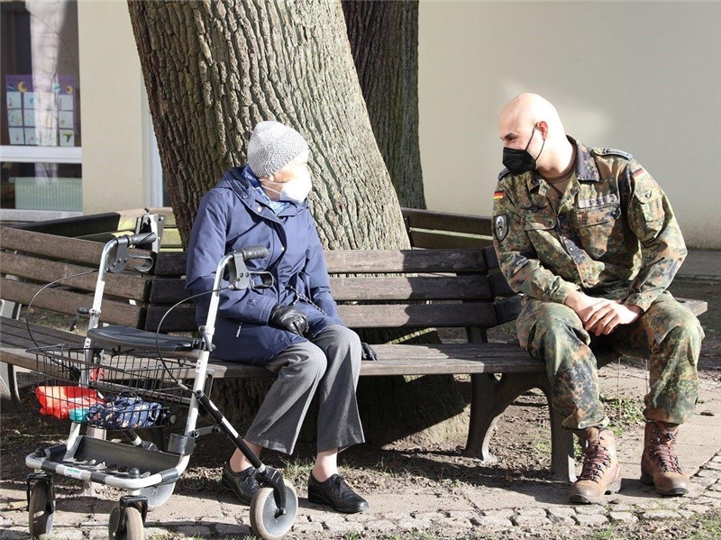 Angelo Srour von der Bundeswehr mit Elisabeth Frenz