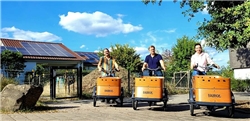 Drei Mitarbeiter vom Jugenhilfeverbund sitzen auf den Lastenrädern. / Caritas Fulda
