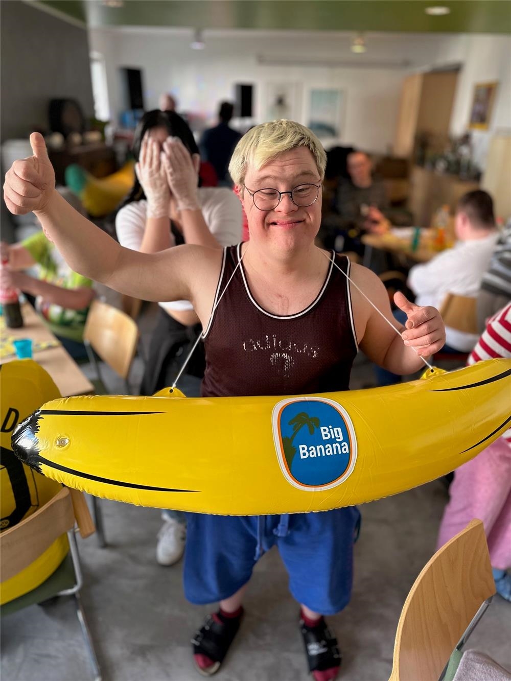 Junger Mann posiert mit aufblasbarer Banane 