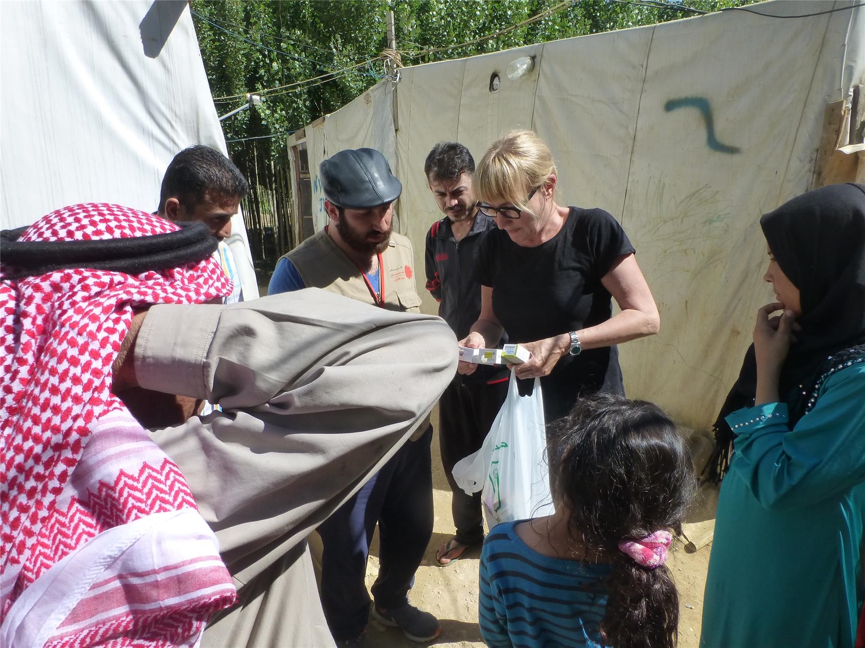 Dr. med. Petra Stüberl war stets umringt von vielen Flüchtlingen. Dank der mit Spendengeldern erworbenen Medikamente konnte sie vielen Menschen in den Flüchtlingslagern helfen.  (Wolfgang Friedel)