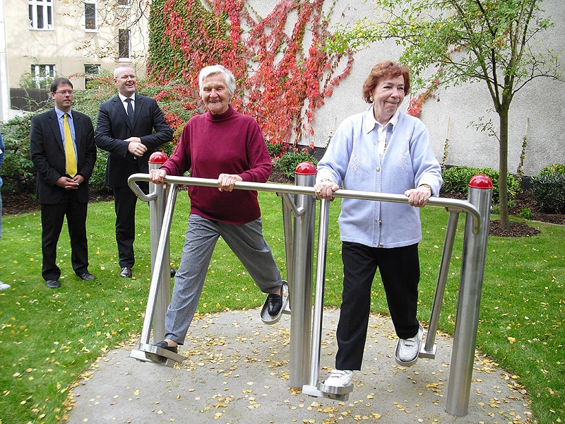 Zwei Bewohnerinnen trainieren an Gerät im hauseigenen Seniorenfitnessplatz. 