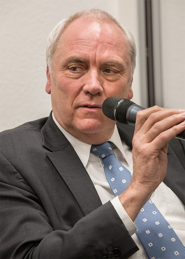 Porträt: Peter Preuß (CDU) mit einem Mikrofon (Achim Pohl)