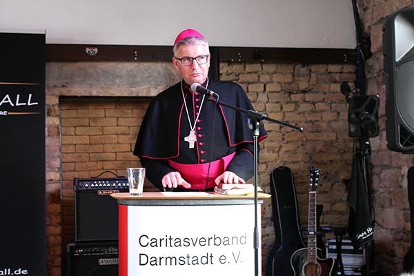 Bischof in liturgischem Gewand am Rednerpult (Caritasverband Darmstadt e. V.)