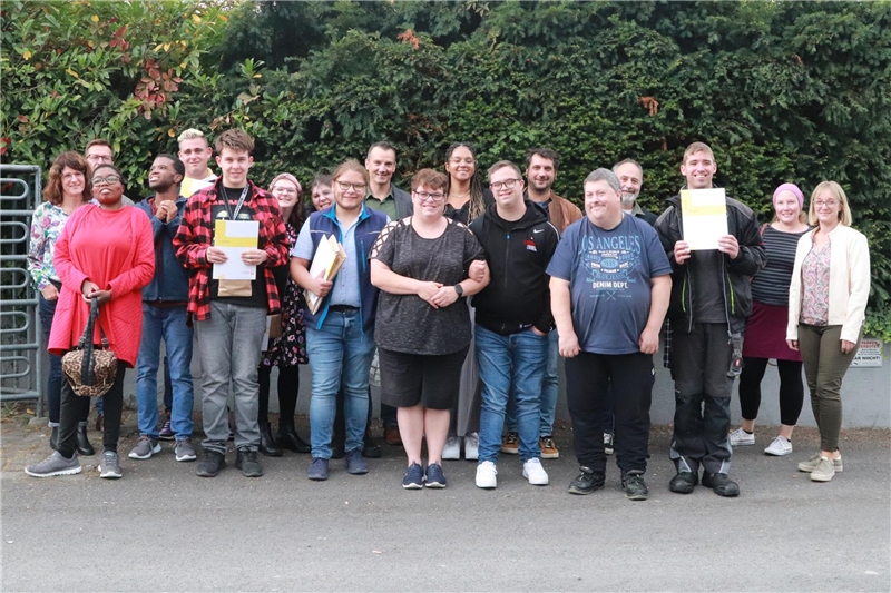 Gruppenfoto mit Teilnehmenden der Berufsbildungsmaßnahme und Mitarbeitenden der Caritas Werkstätten nach der Feierstunde im Brauhaus Mendig