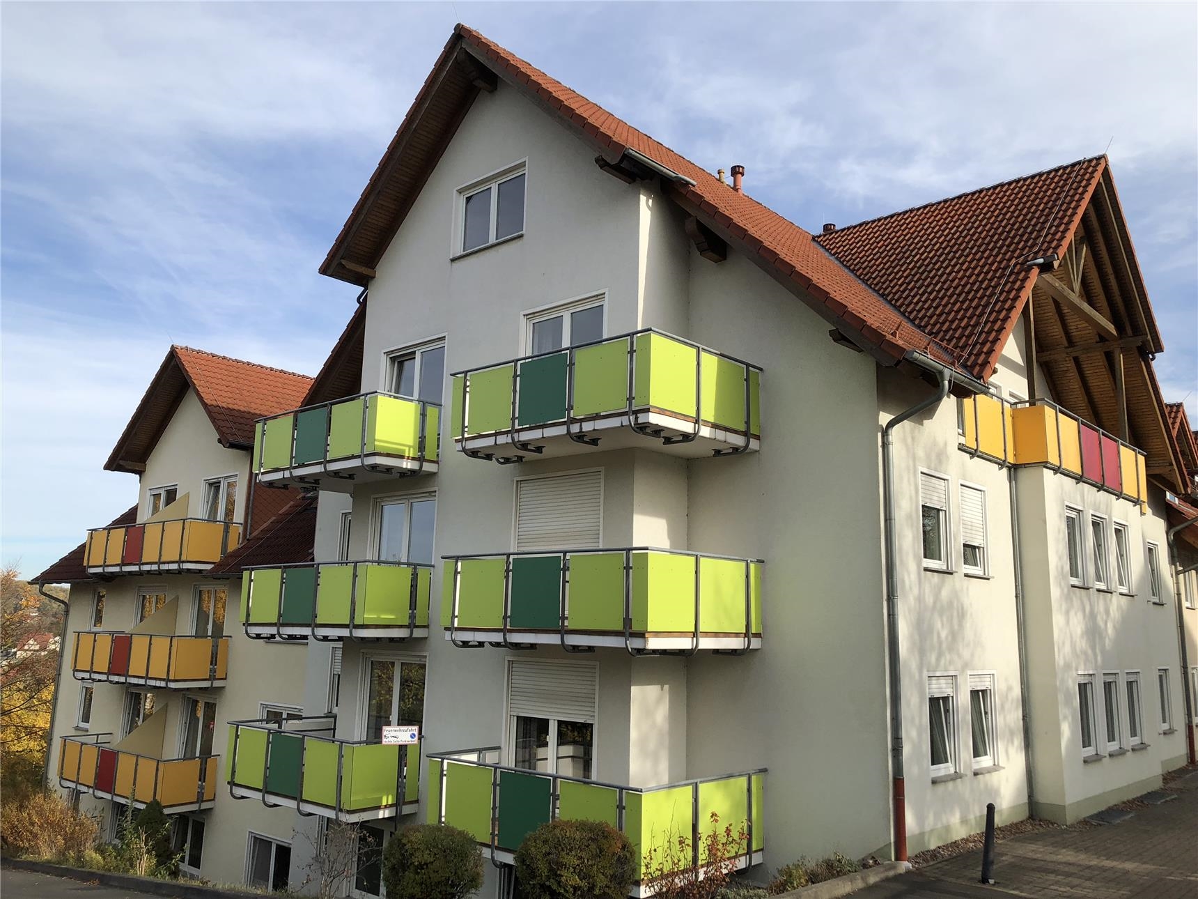 Mutter-Kind-Klinik mit bunt gestalteten  Balkons (© Caritas Erfurt)