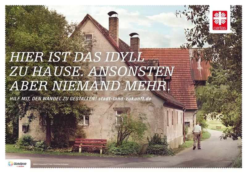 Ein alter Mann läuft an einem alten Haus vorbei. In weißer Schrift steht dort geschrieben "Hier ist das Idyll zu Hause. Ansonsten aber niemand mehr."