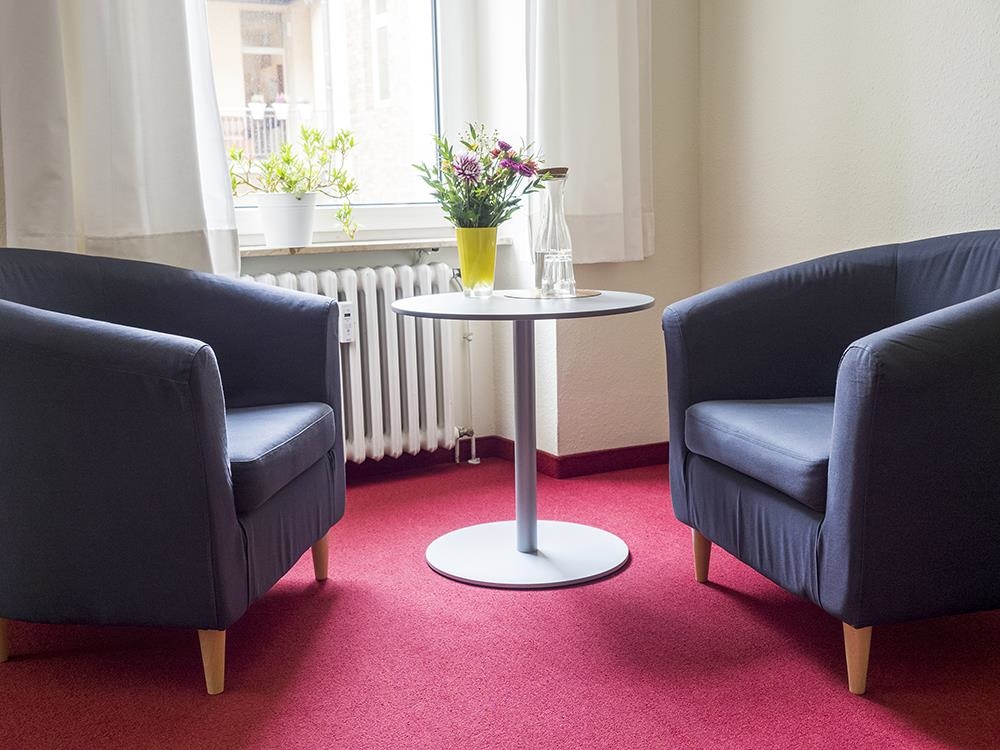 Zwei Sessel und ein Tisch (Foto: Angela Kröll)