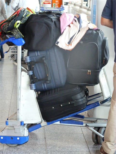 Gepäck auf einem Gepäckrollwagen, hochgestapelt