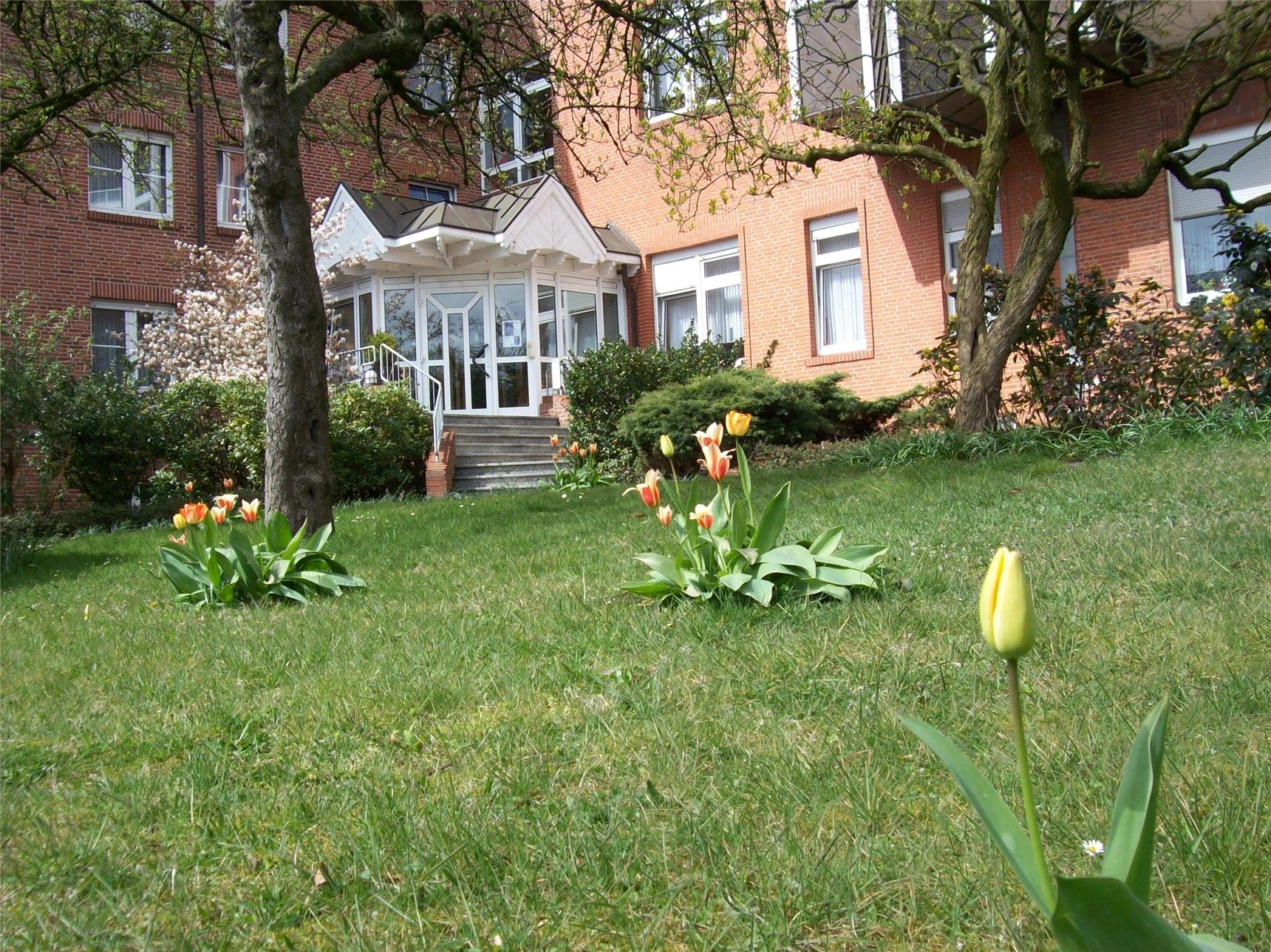 St. Vincenz-Haus im Frühling 