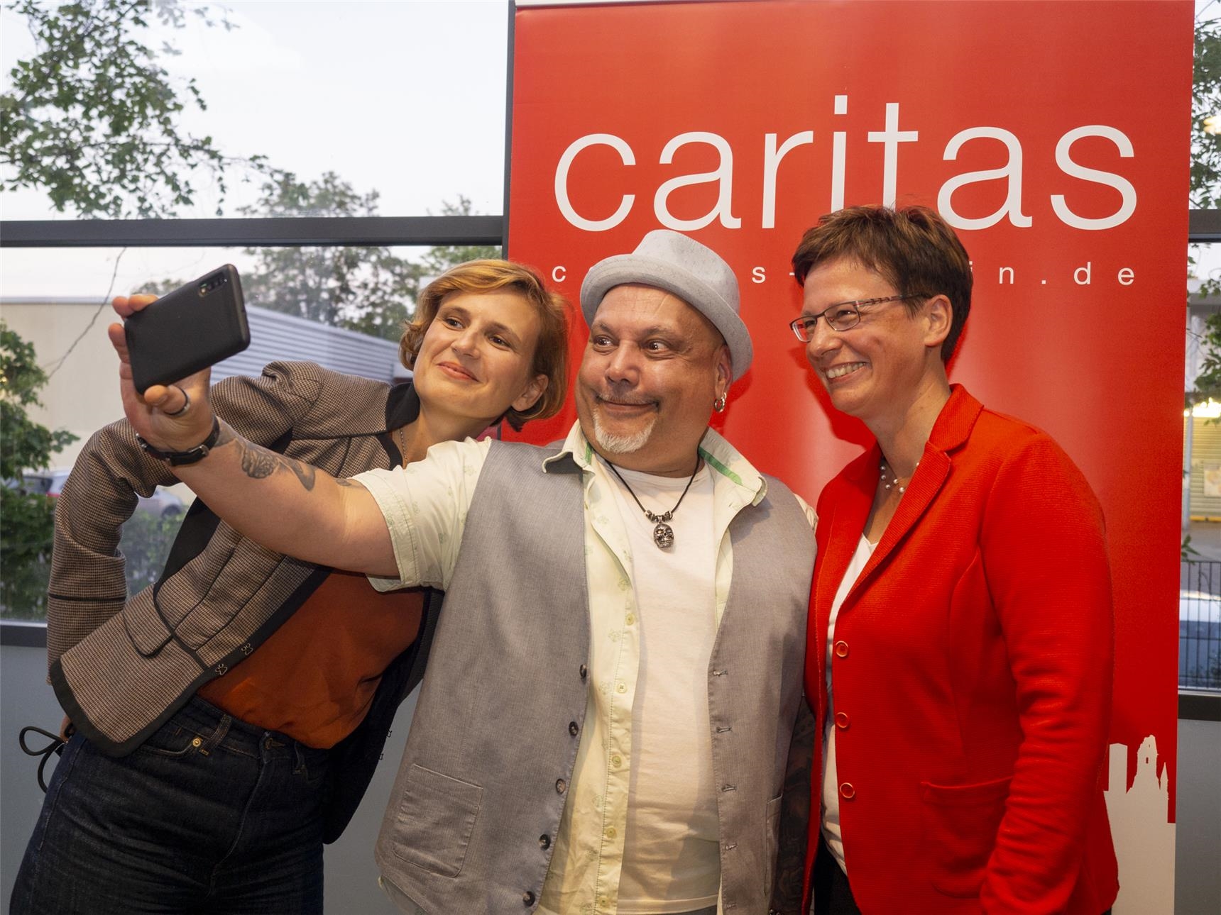 Caritasdirektorin Ulrike Kostka, Katja Kipping und Sven Schoß vom Projekt Stromspar-Check machen ein Selfie (Angela Kröll)