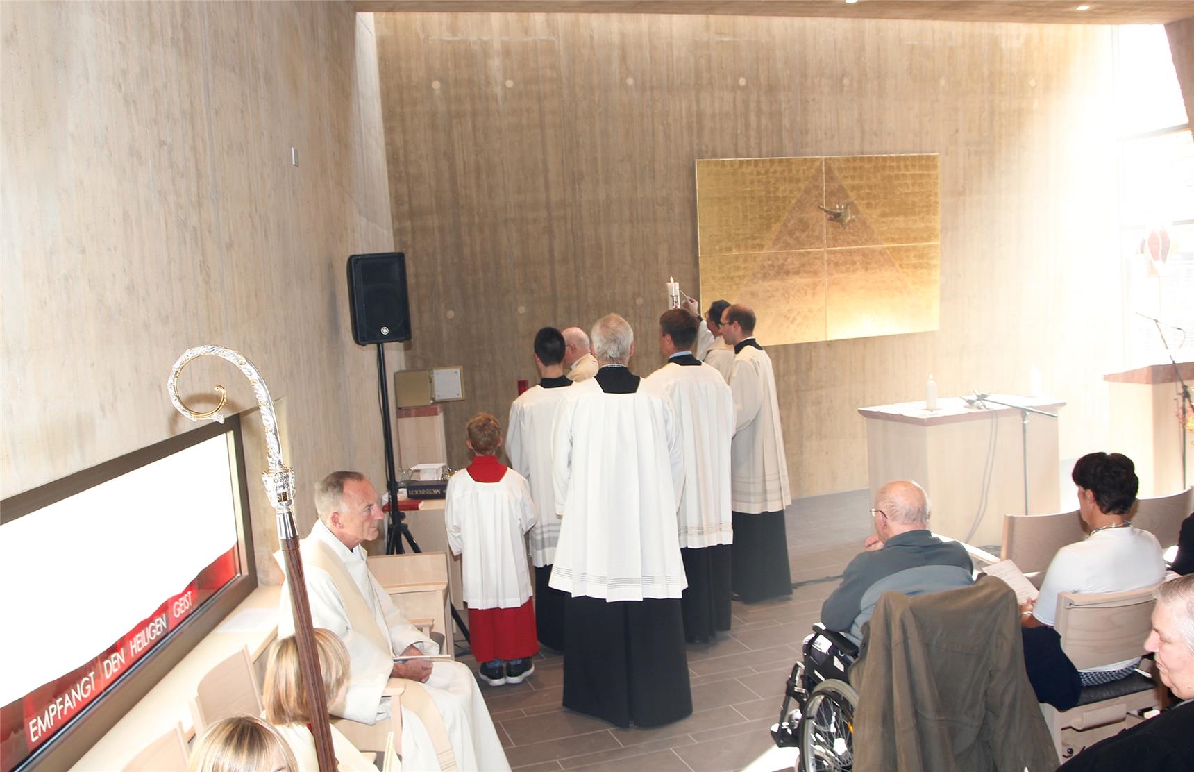 Augsburgs Bischof Dr. Konrad Zdarsa segnet den Tabernakel der Kapelle des Caritas-Seniorenzentrums Heilig-Geist-Spital in Landsberg.  (Bernhard Gattner)