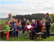 Der Kinderchor "Regenbogen" unter Leitung von Gaby Müller hat die Maiandacht musikalisch umrahmt.