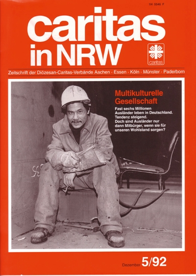 Heftcover der Ausgabe 5/92. Schwerpunkt: Multikulturelle Gesellschaft. Bild: Migrant in Arbeitskleidung sitzt auf einer Mauer. 