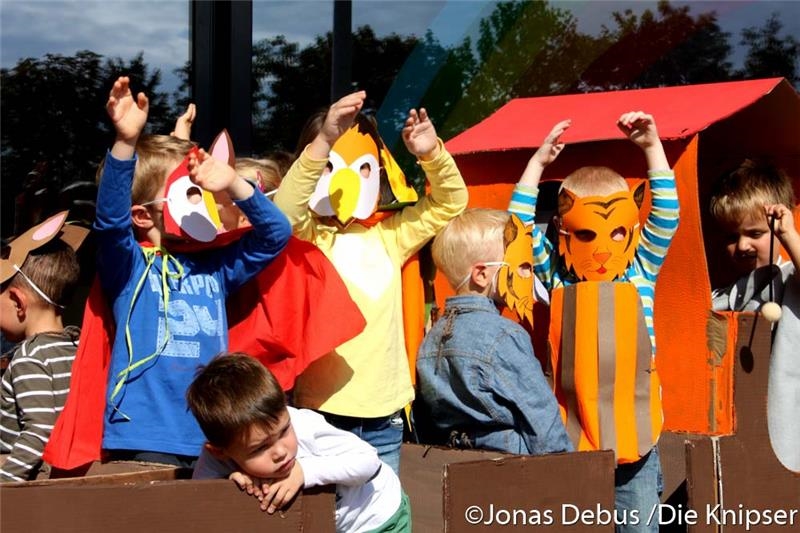 Kinder mit Tiermasken spielen ein Theaterstück. (© Jonas Debus - Die Knipser)