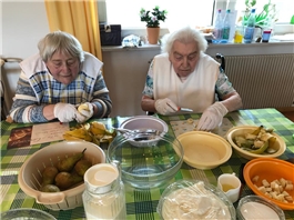 Bewohnerinnen beim Zubereiten von Quarkspeise / Foto: Caritashaus St. Vincenz