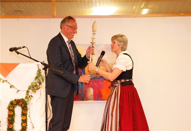 Birgitta Hofmann, Geschäftsführerin der CAB Caritas Augsburg Betriebsträger gGmbH, überreichte Margot Migonis Nachfolger Johann Schaule (re.) den Führungsstab.  (Bernhard Gattner)