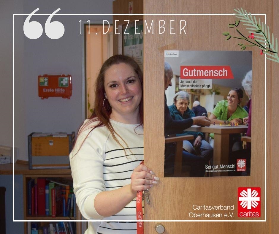 Junge Mitarbeiterin öffnet Schrank im Büro des Wilhelm-Knappmann-Hauses cer Caritas Oberhausen. 