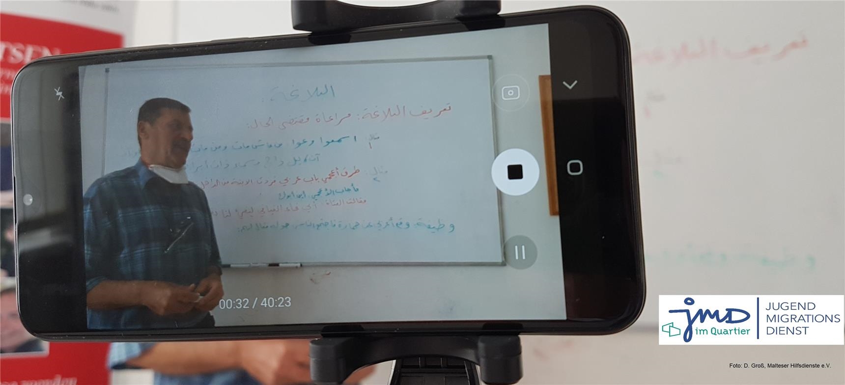 Lehrer wird beim Unterrichten von Handykamera gefilmt