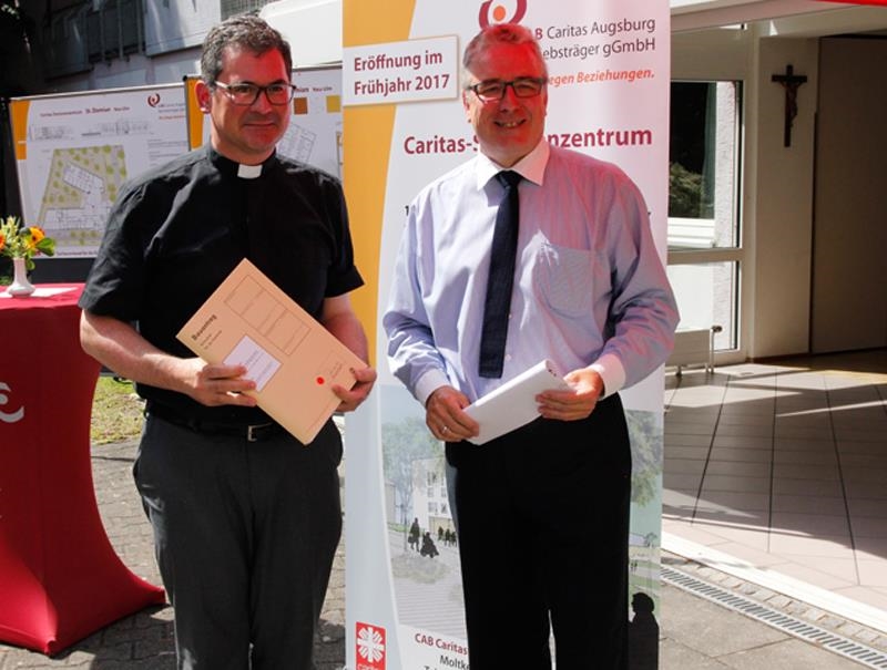 Neu-Ulms OB Gerold Noerenberg übergab Diözesan-Caritasdirektor Dr. Andreas Magg die Baugenehmigung für das neue Caritas-Seniorenzentrum St. Damian.  (Bernhard Gattner)