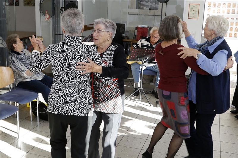 Seniorinnen tanzen miteinander