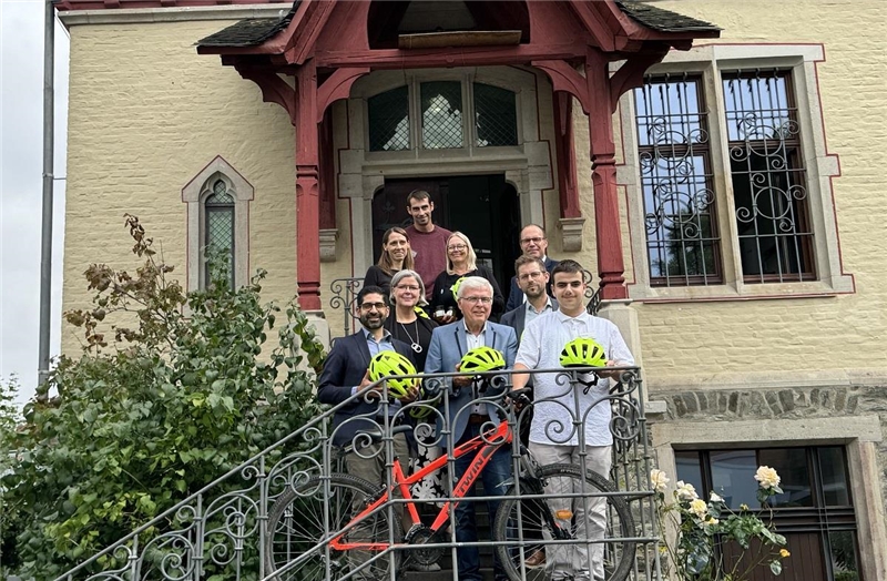 Minister Mansoori und Mitarbeiter*innen der Caritas bei der Helmübergabe im Vincenzhaus