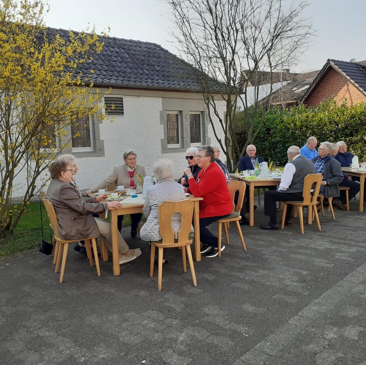 Senioren sitzen im Pfarrgarten (CKD Bentfeld)