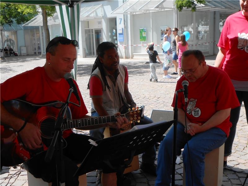 Behinderte Menschen machen mit einer Band Musik (Caritas Speyer)