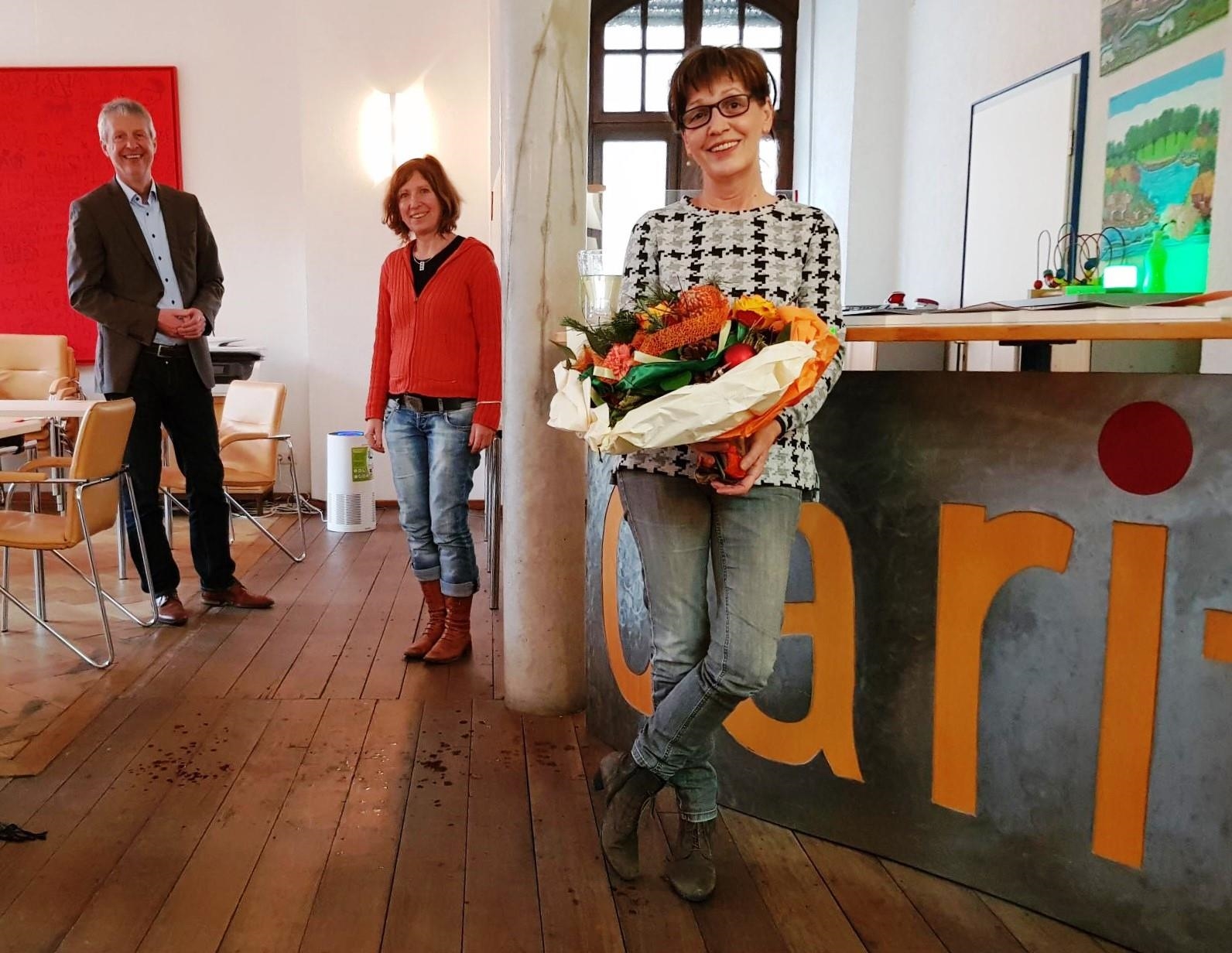 Georg Bruckmeir (links) und Petra Steinbrede (Mitte) danken Ursula Sehrt für ihre langjährige engagierte Bildungsarbeit.