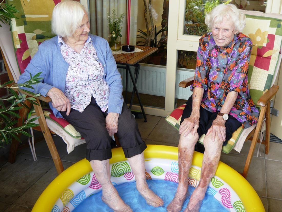 Zwei Damen beim Abkühlen im Pool (Foto: Sabine Fraikue)