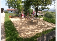 Unsere Kinder toben gerne im Sandkasten im Garten