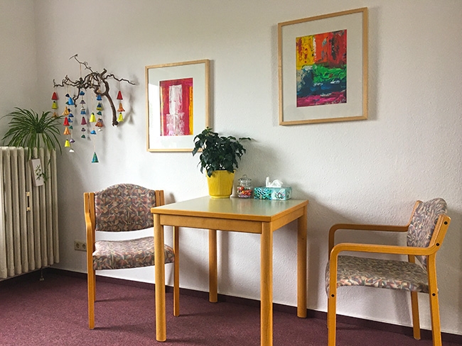 Tischchen und zwei Stühle in einem angenehm dekorierten Raum (Caritasverband Darmstadt e. V.)