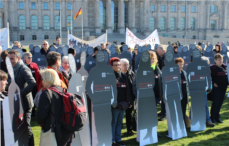 Abschluss der Kampagne "Stell mich an, nicht ab!" vor dem Reichstag (Benjamin Mohrich)
