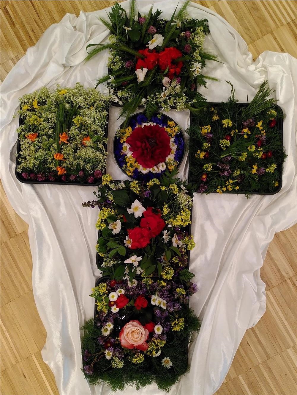 Das Blumenkreuz im Fronleichnamsgottesdienst des Burkhardhauses (© Caritasverband Worms e. V.)