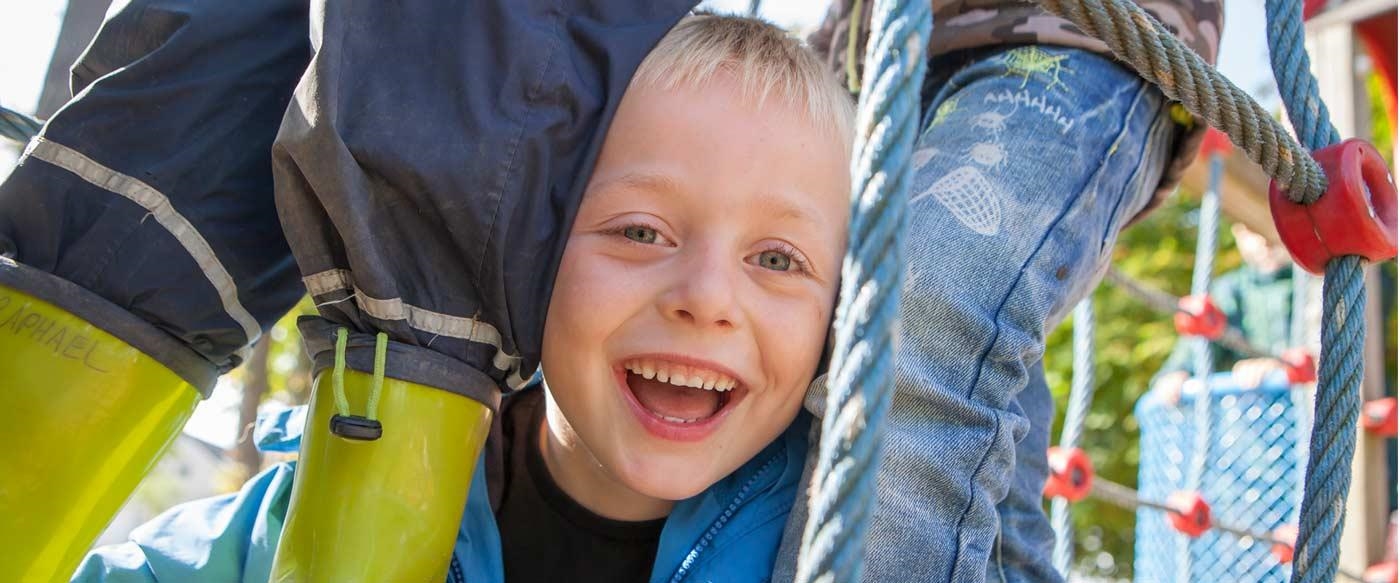 spielendes Kind auf Spielplatz: lachend