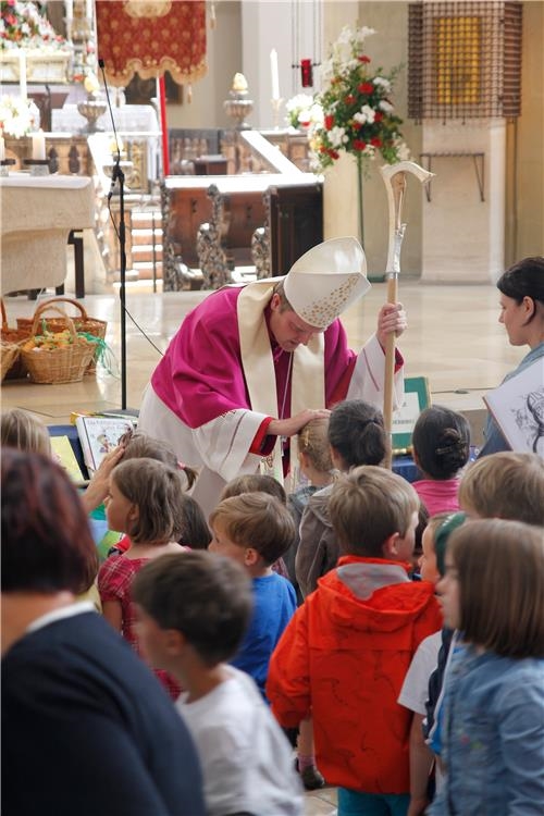 Weihbischof Florian Wörner segnete zusammen mit 12 Priestern jedes Kind einzeln. (Bernhard Gattner)