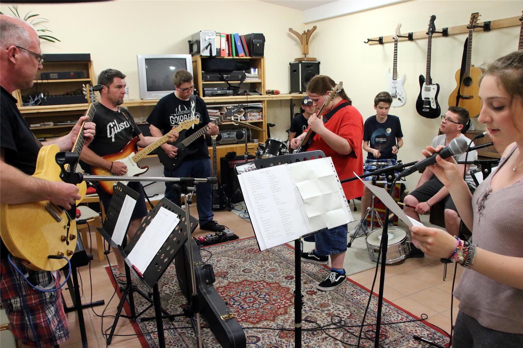 Das Foto zeigt Jugendliche bei einer Musikprobe mit Instrumenten und singend. (Harald Westbeld)