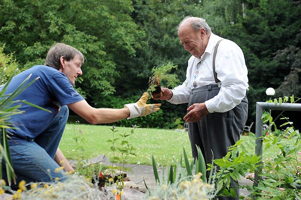 alter Mann mit Gärtner