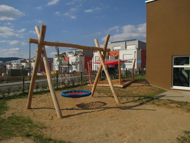 Blick auf einen Spielplatz, im Hintergrund Häuser (HAUS TOBIAS/Caritasverband Trier)