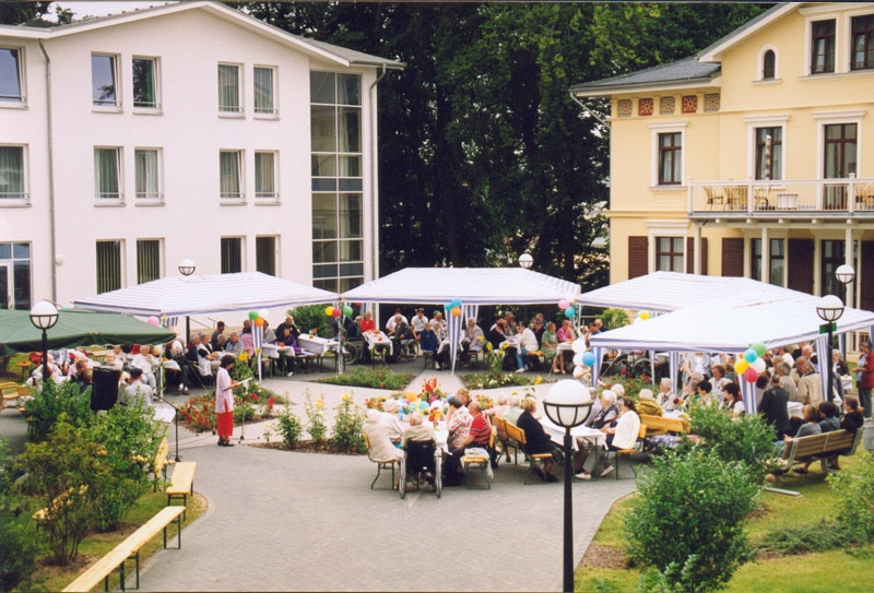 Auf dem zentralen Platz mit dem angelegten Meeresstern wird ein Sommerfest unter vielen kleinen Pavillionzelten gefeiert. 