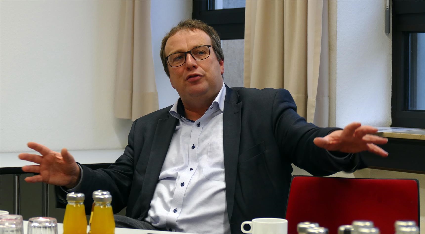 Bundestagsabgeordneter Oliver Krischer informiert sich über E-Mobilität in Caritas-Pflegestationen (DiCV Aachen)