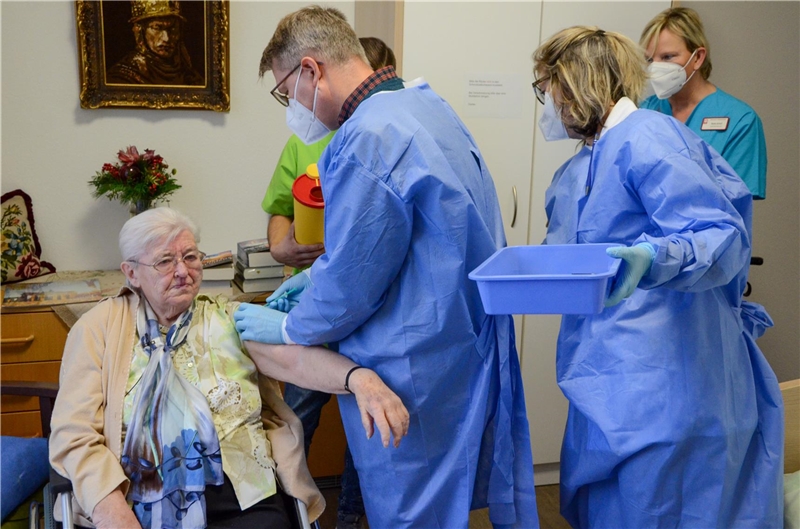 Maria Dahmen (96) erhielt als eine der ersten Bewohnerinnen des Altenheims Irmgardisstift die Impfung gegen das Coronavirus. Arzt Markus Wölfel verabreichte ihr den Impfstoff mit einem Pieks in den Ob