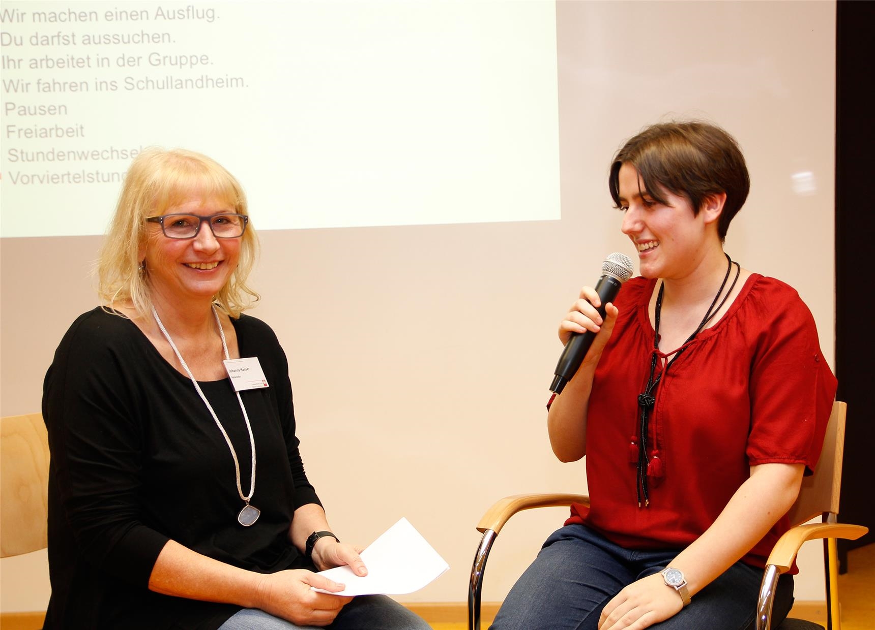 Johanna Hanser mit Sabrina Fromm (re.) aus Kissing im Gespräch über ihre Schulerfahrungen. (Bernhard Gattner)