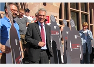 Frankfurts Oberbürgermeister Peter Feldmann mit den Pappaufstellern der Aktion "Stell mich an - nicht ab!"