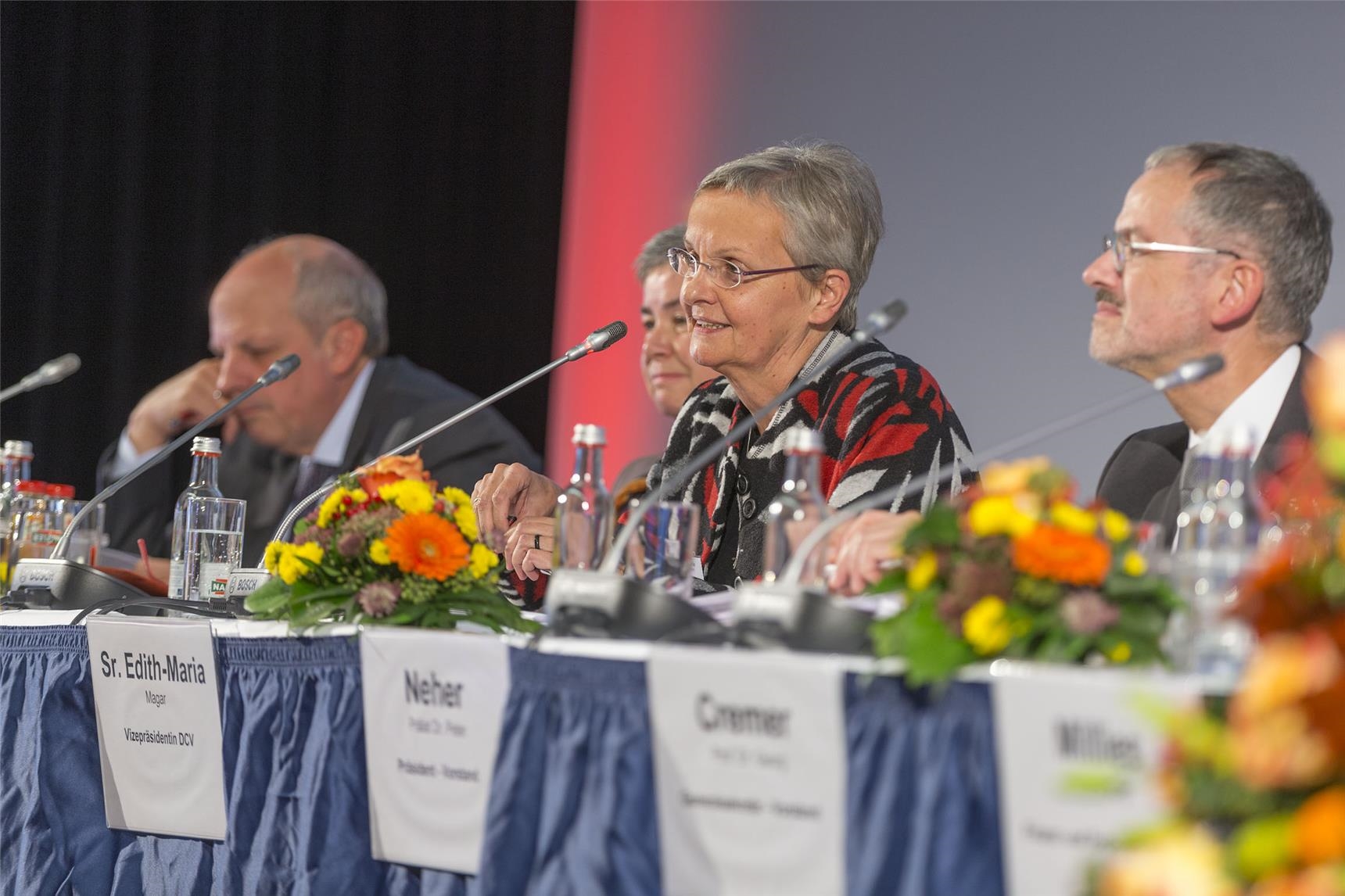 Vorstand und Präsidium des Deutschen Caritasverbandes bei der Delegiertenversammlung 2015 in Regensburg. (Moosburger/DCV)