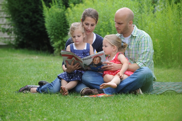 Mutter und Vater mit zwei Töchter im Garten 