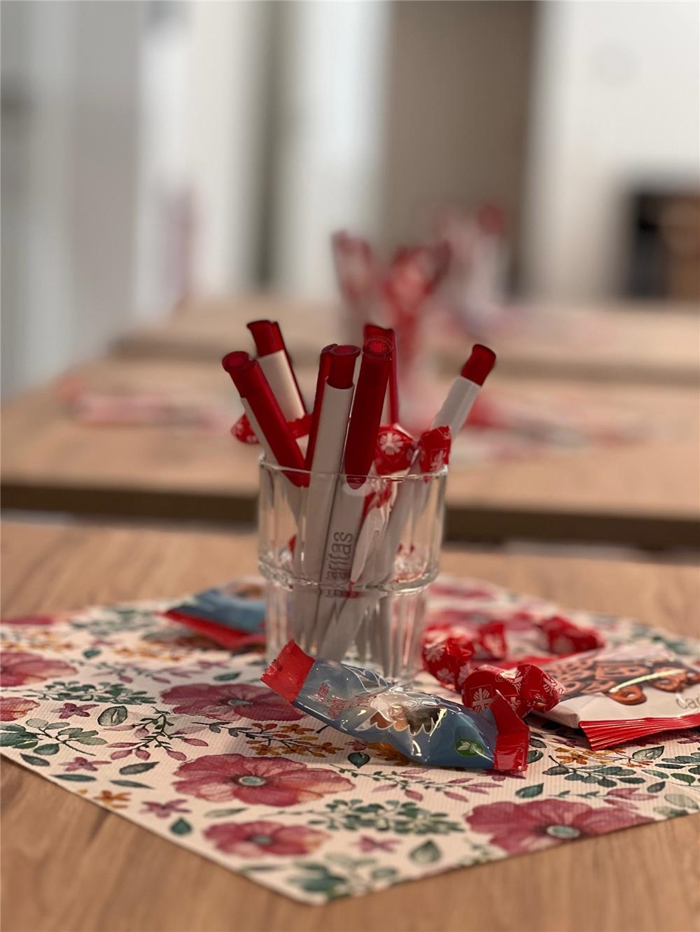 Auf einem Tisch im Café steht ein Glas mit Caritas-Kugelschreibern parat (Foto: © Caritas Offenbach / Thomas Isser)