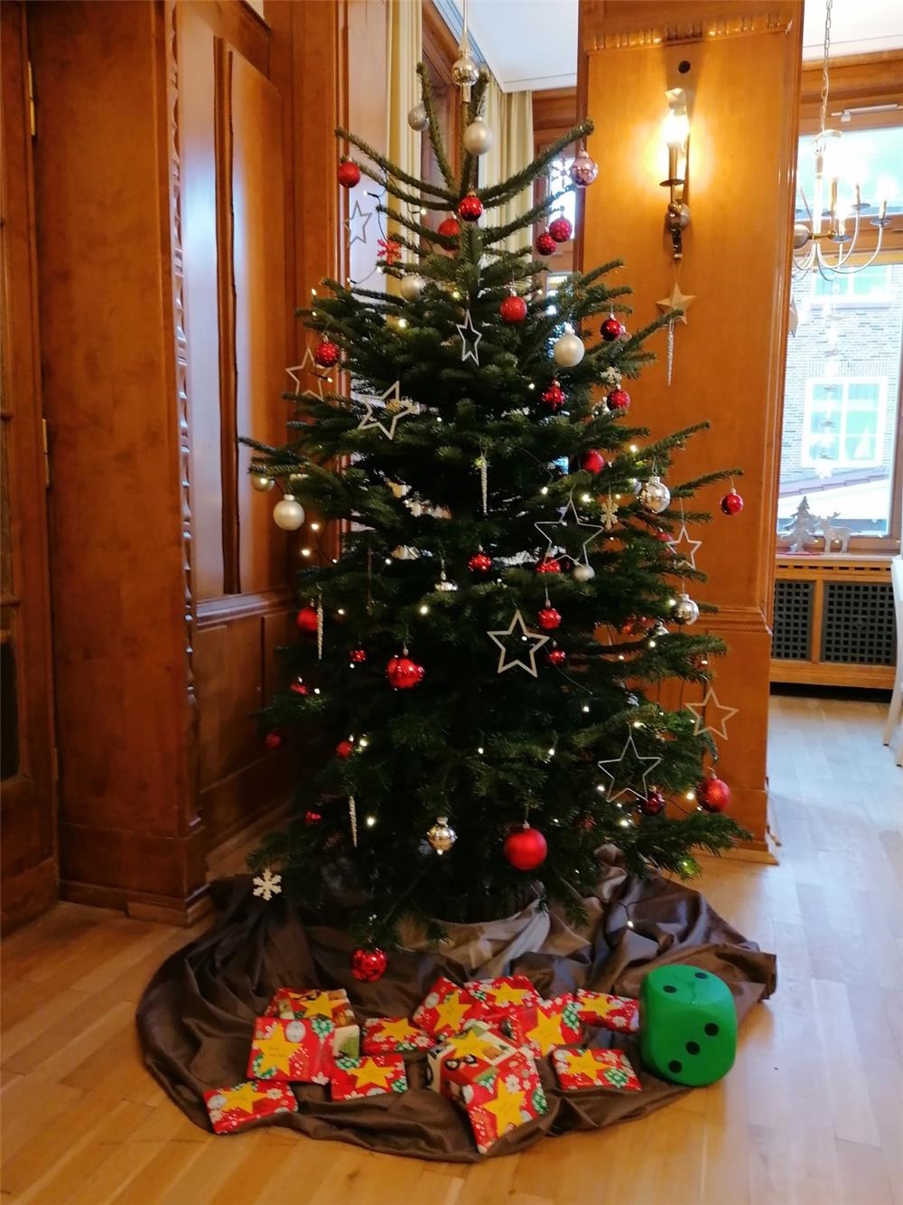 Weihnachtsbaum mit Geschenken 