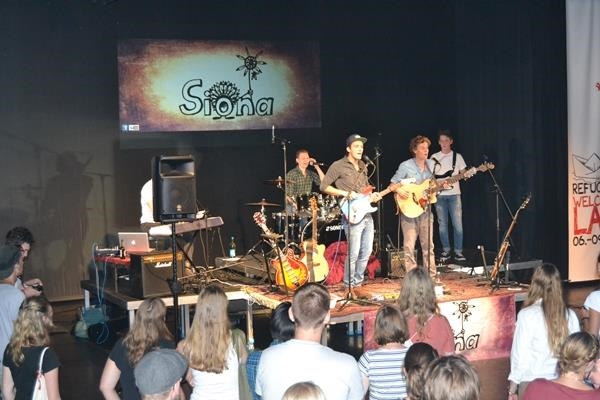 Band auf der Bühne (youngcaritas Deutschland)